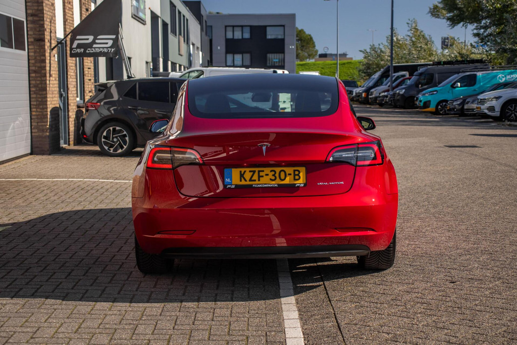 56952407-4.jpg